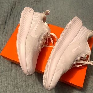 Nike Women's PROMINA 7.5 Sneakers